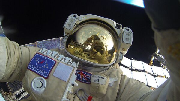 صورة سيلفي لرائد الفضاء الروسي يوري ماليتيشنكو خلال خروجه إلى الفضاء الخارجي في مهمة - سبوتنيك عربي