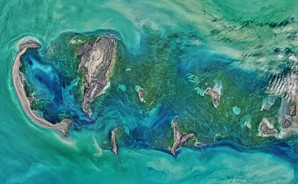 صورة التقطتها الأقمار الصناعية Landsat 8 لجزر/ أرخبيل تيولينيي في بحر قزوين - سبوتنيك عربي