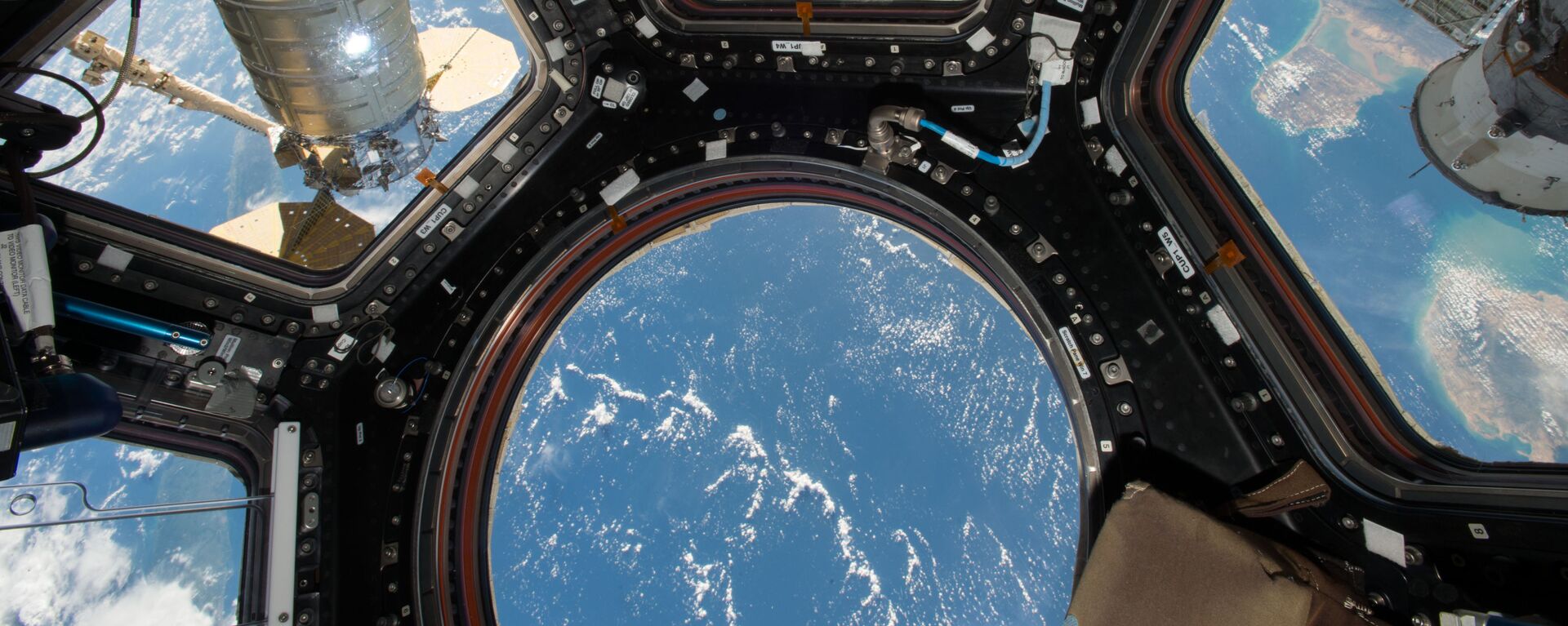 المركبة الفضائية سيغنوس عبر نافذة محطة الفضاء الدولية - سبوتنيك عربي, 1920, 14.06.2021