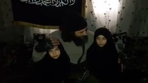 فيديو صادم لأب يجهز طفلتيه لتفجير نفسيهما في دمشق - سبوتنيك عربي
