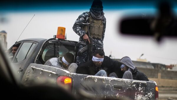 جنود من قوات الحشد الشعبي قبضت على أفراد تنظيم داعش الذين كانوا يختبئون في نفق بالموصل في العراق، 20 ديسمبر/ كانون الأول 2016 - سبوتنيك عربي