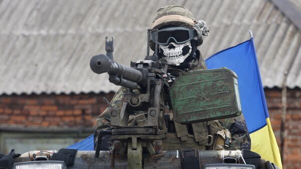 عسكري أوكراني قرب بلدة ديبالتسيفو - سبوتنيك عربي