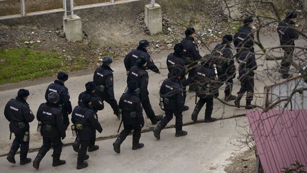 عناصر الشرطة الروسية في سوتشي تتوجه إلى مكان الحدث ولمساعدة فريق الإنقاذ والبحث - سبوتنيك عربي