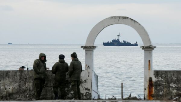 فرق عسكرية تراقب أعمال فريق البحث والإنقاذ التابع لوزراة الطوارئ الروسية بسوتشي في البحر الأسود - سبوتنيك عربي