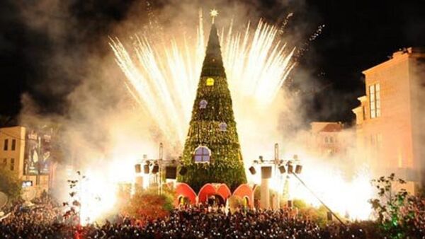 احتراق شجرة الميلاد في جبيل في لبنان - سبوتنيك عربي