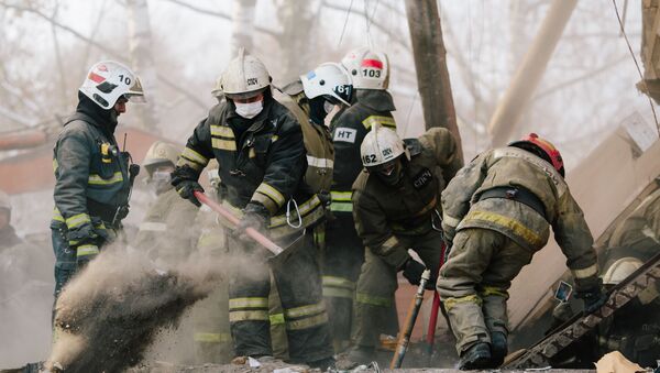رجال إطفاء الحرائق والإنقاذ في موقع إنفجار منزل في شارع مينسكايا في إيفانوفو - سبوتنيك عربي