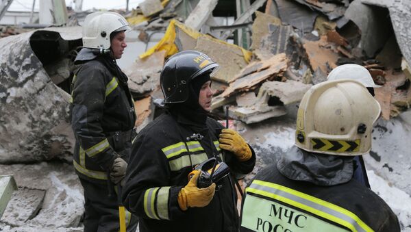 عناصر من فريق الإنقاذ التابع لوزارة الطوارئ الروسية خلال تواجدهم بمصنع للآلات، حيث انهار سطحه، في يكاترينبورغ - سبوتنيك عربي