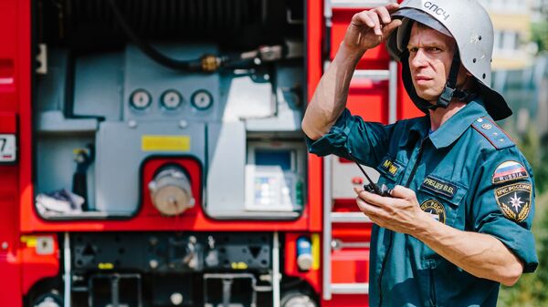 مشارك في مسابقة رجال الإطفاء التايعة لوزارة الطوارئ الروسية خلال التدريبات في منطفة إيفانوفسكايا - سبوتنيك عربي
