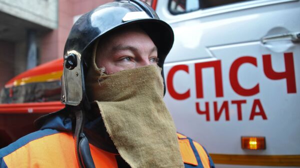 فرد من فريق الإنقاذ التابع لوزارة الطوارئ الروسية خلال التدريبات في زابالكايسكي كراي في تشيتا - سبوتنيك عربي