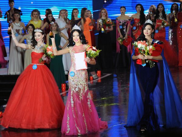 الفائزات في نهائي المسابقة الدولية الروسية-المنغولية-الصينية - ملكة الثلج في الصين، من اليسار فيكتوريا بوريسوفا (روسيا)، في الوسط نا ميشيرتاي من منغوليا، ومن اليمين ليو شو خان من الصين. - سبوتنيك عربي