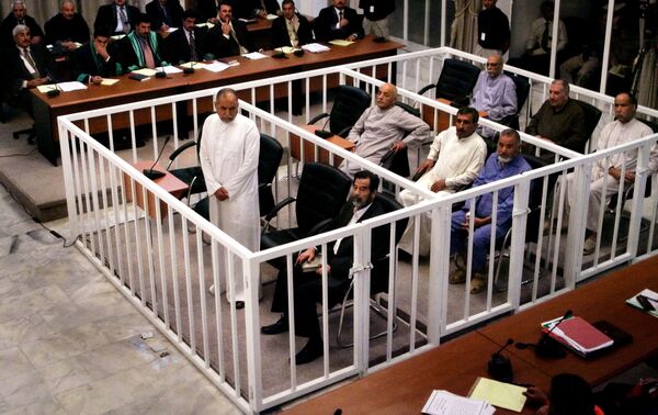 الرئيس العراقي السابق صدام حسين أثناء محاكمته، 19 أكتوبر/ تشرين الأول 2005 - سبوتنيك عربي