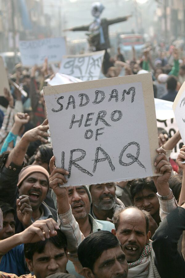 احتجاجات عارمة في شوارع مدينة نيودلهي عقب نبأ إعدام الرئيس العراقي السابق صدام حسين، 31 ديسمبر/ كانون الأول 2006 - سبوتنيك عربي