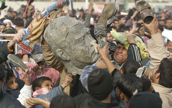 مسلمو الشيعة يضربون مجسماً للرئيس العراقي صدام حسين في إحدى ضواحي مدينة بغداد، 26 ديسمبر/ كانون الأول 2003 - سبوتنيك عربي