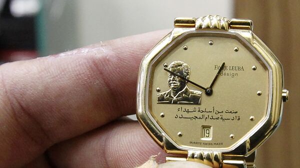 ساعة يد عليها مجسم ذهبي للرئيس العراقي صدام حسين في بغداد،  28 ديسمبر/ كانون الأول 2016 - سبوتنيك عربي