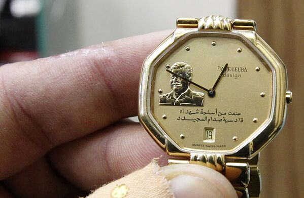 ساعة يد عليها مجسم ذهبي للرئيس العراقي صدام حسين في بغداد،  28 ديسمبر/ كانون الأول 2016 - سبوتنيك عربي