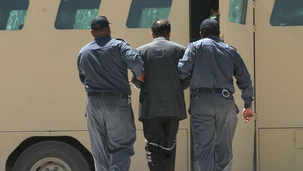 نقل الرئيس العراقي السابق صدام حسين في مركبة مدرعة بعد المحكمة، 2 يوليو/ تموز 2004 - سبوتنيك عربي