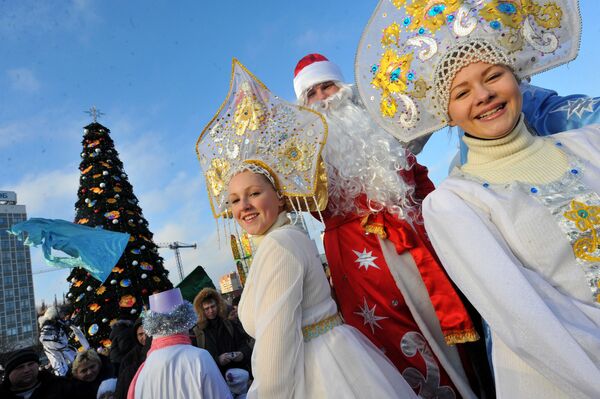 فتيات بابا نويل في مينسك، بيلاروسيا 25 ديسمبر/ كانون الأول 2013 - سبوتنيك عربي