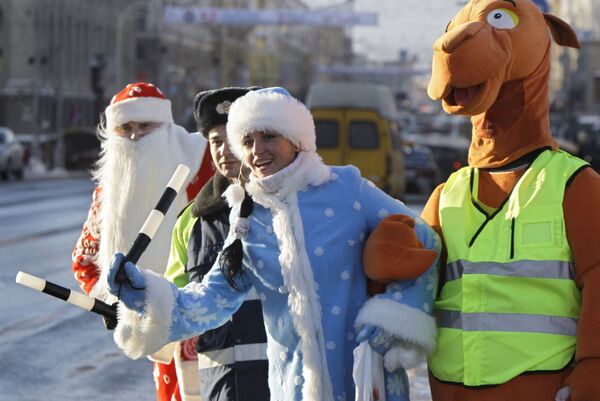 فتيات بابا نويل في مينسك، بيلاروسيا 30 ديسمبر/ كانون الأول 2009 - سبوتنيك عربي