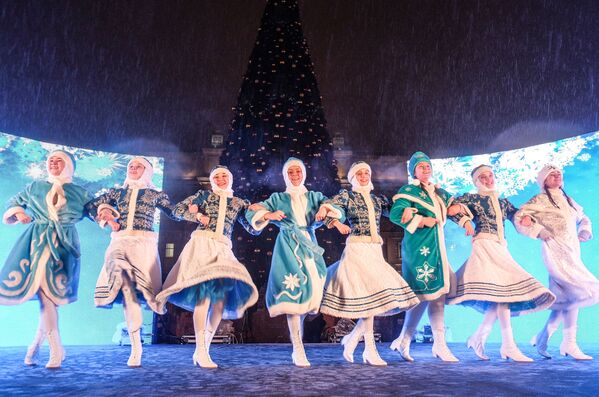 فتيات بابا نويل في سمارا بروسيا، 29 ديسمبر/ كانون الأول 2015 - سبوتنيك عربي