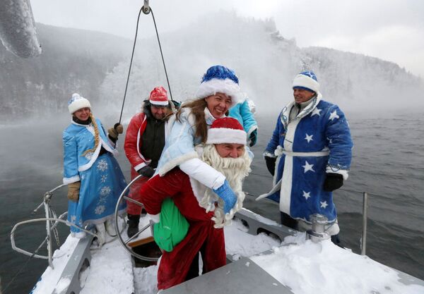 فتيات بابا نويل في إقليم كراسنودار في روسيا - سبوتنيك عربي