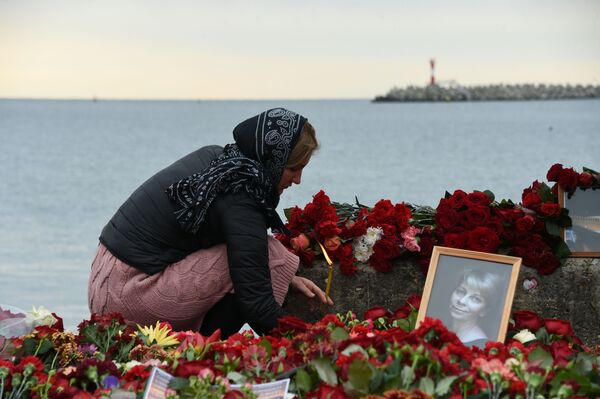 وضع أكاليل من الزهور على شاطئ البحر الأسود بمدينة سوتشي لذكرى ضحايا تحطم طائرة تو-154 يوم 25 ديسمبر/ كانون الأول 2016 - سبوتنيك عربي