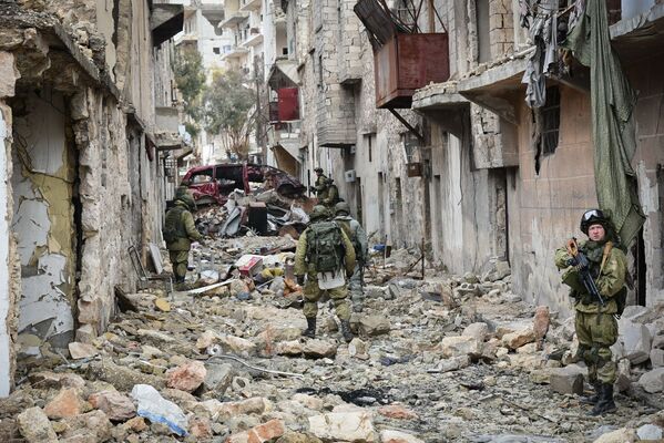 الجنود الروس خلال عملية إزالة الألغام في أحياء مدينة حلب، سوريا 29 ديسمبر/ كانون الأول 2016 - سبوتنيك عربي