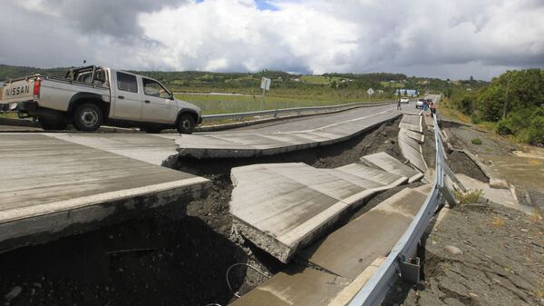 إنشقاق الطريق بعد زلزال قوي (7,7 بمقياس ريختر) ضرب تشيلي، 25 ديسمبر/ كانون الأول 2016 - سبوتنيك عربي