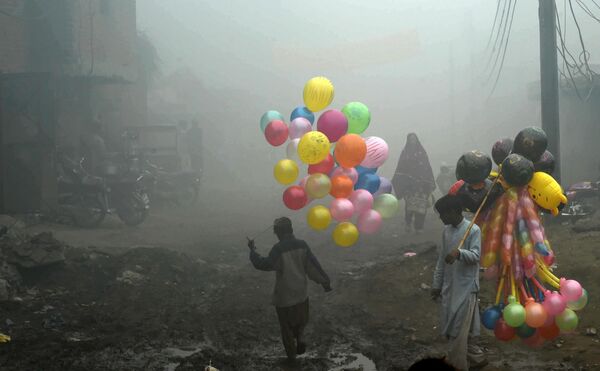 بائع البالون في باكستان، 24 ديسمبر/ كانون الأول 2016 - سبوتنيك عربي