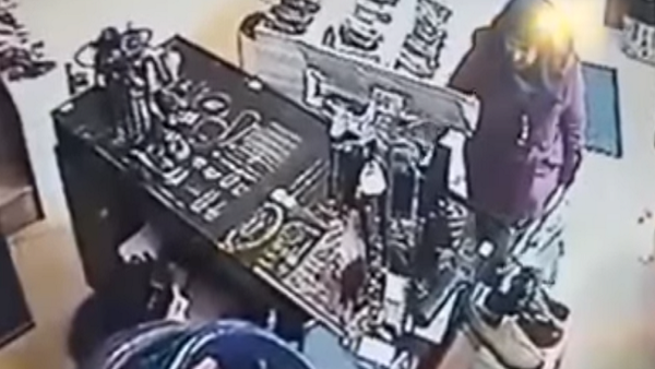بالفيديو فتاة تسرق حقيبة بخدعة ماكرة 31 12 2016 سبوتنيك عربي