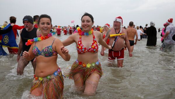 الأوروبيون يتقبلون العام الجديد بالسباحة - سبوتنيك عربي