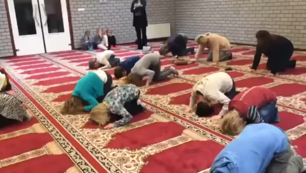تعليم الصلاة - سبوتنيك عربي