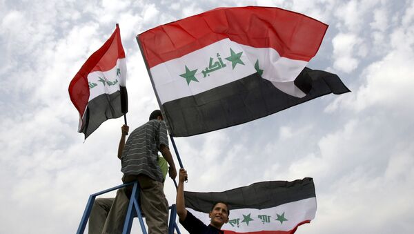 Юноши держат иракские флаги - سبوتنيك عربي
