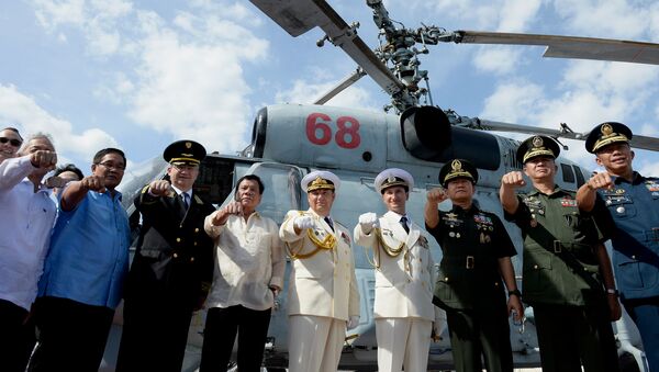 الرئيس الفلبيني  مع قائد قافلة أسطول روسيا - سبوتنيك عربي