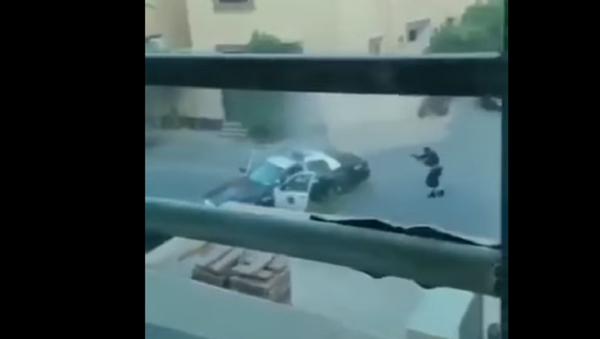 لحظة تصدي الشرطة السعودية لإرهابيين - سبوتنيك عربي