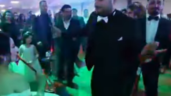 عريس يحضر الشيشة لعروسته لتدخنها في حفل زفافهما - سبوتنيك عربي
