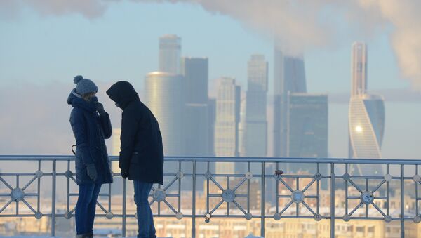 شخصان يقفان على خلفية ناطحات سحاب لـ موسكو سيتي، ودرجة الحرارة 27 درجة مئوية تحت الصفر. - سبوتنيك عربي