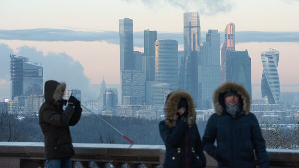 أشخاص على خلفية ناطحات سحاب لـ موسكو سيتي، ودرجة الحرارة 27 تحت الصفر. - سبوتنيك عربي