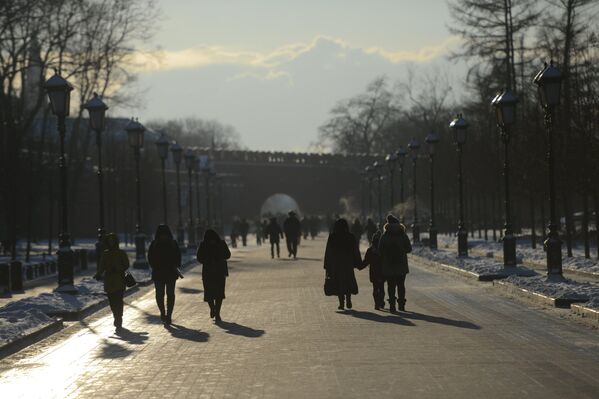 مواطنون يسيرون في حديقة ألكسندر وسط العاصمة موسكو، ودرجة الحرارة 27 تحت الصفر - سبوتنيك عربي