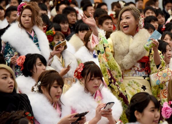 الفتيات اليابانيات يرتدين الزي التقليدي كيمونو ويجتمعن في مدينة ديزني لاند في يورياسو بطوكيو، اليابان 9  يناير/ كانون الثاني 2017 - سبوتنيك عربي