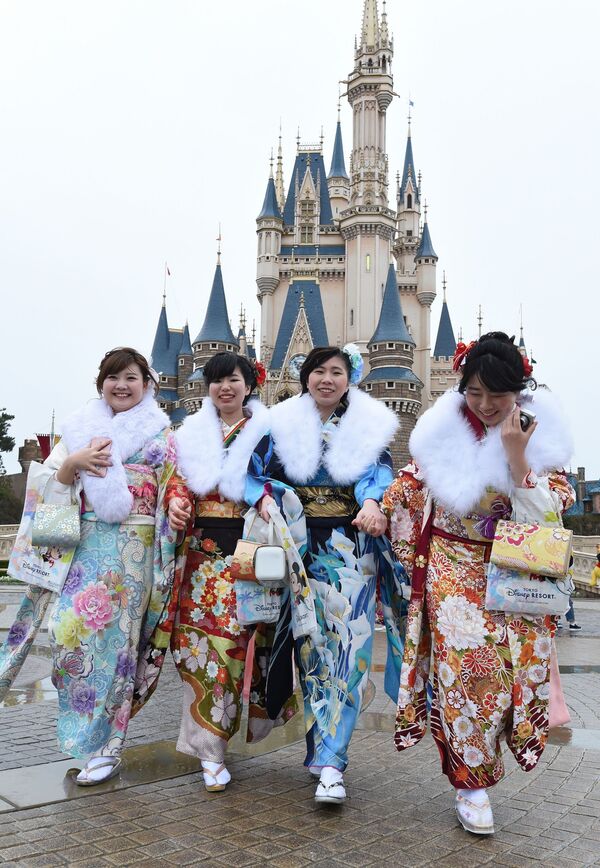 الفتيات اليابانيات ترتدي الزي التقليدي كيمونو وتجتمع في مدينة ديزني لاند في يورياسو بطوكيو، اليابان 9  يناير/ كانون الثاني 2017 - سبوتنيك عربي