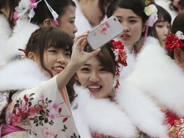 الفتيات اليابانيات ترتدي الزي التقليدي كيمونو وتجتمع في مدينة ديزني لاند في يورياسو بطوكيو، اليابان 9 يناير/ كانون الثاني 2017 - سبوتنيك عربي