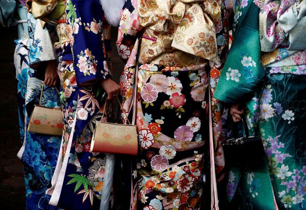 الفتيات اليابانيات ترتدي الزي التقليدي كيمونو في إحدى الحدائق للملاهي بطوكيو، اليابان 9  يناير/ كانون الثاني 2017 - سبوتنيك عربي
