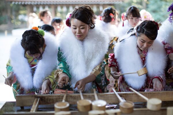 الفتيات اليابانيات ترتدي الزي التقليدي كيمونو وتغسل الأيدي قبل بدء مراسم الاحتفال بالبلوغ في طوكيو، اليابان 6  يناير/ كانون الثاني 2017 - سبوتنيك عربي