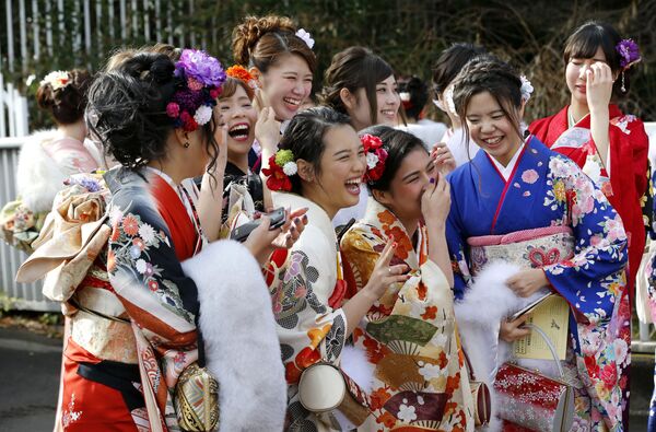 الفتيات اليابانيات ترتدي الزي التقليدي كيمونو في حديقة توشاماين بطوكيو، اليابان 9 يناير/ كانون الثاني 2017 - سبوتنيك عربي