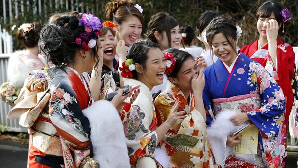 الفتيات اليابنيات ترتدي الزي التقليدي كيمونو في حديقة توشاماين بطوكيو، اليابان 9 يناير/ كانون الثاني 2017 - سبوتنيك عربي