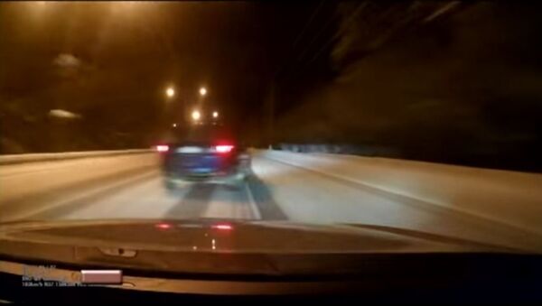 نهاية مؤلمة لسائق روسي أراد أن يسبق الآخر أثناء الطقس البارد - سبوتنيك عربي