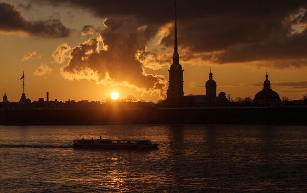 Залазак сунца на реци Неви у Санкт Петербургу - سبوتنيك عربي