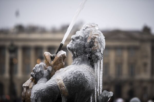 تمثال لنافورة مياه في لا بلاس دو لا كونكورد في باريس - سبوتنيك عربي