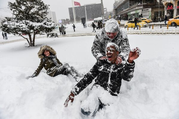 تركيون يلعبون بالثلج في ميان التقسيم في مدينة اسطنبول - سبوتنيك عربي