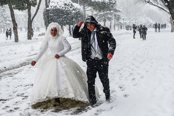 زوجان حديثان يسيران في شوارع اسطنبول - سبوتنيك عربي